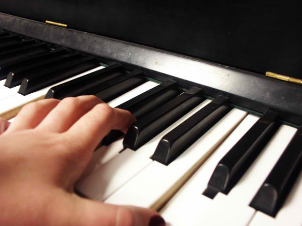Découvrez comment jouer les accords au piano (accords mineurs et majeurs)